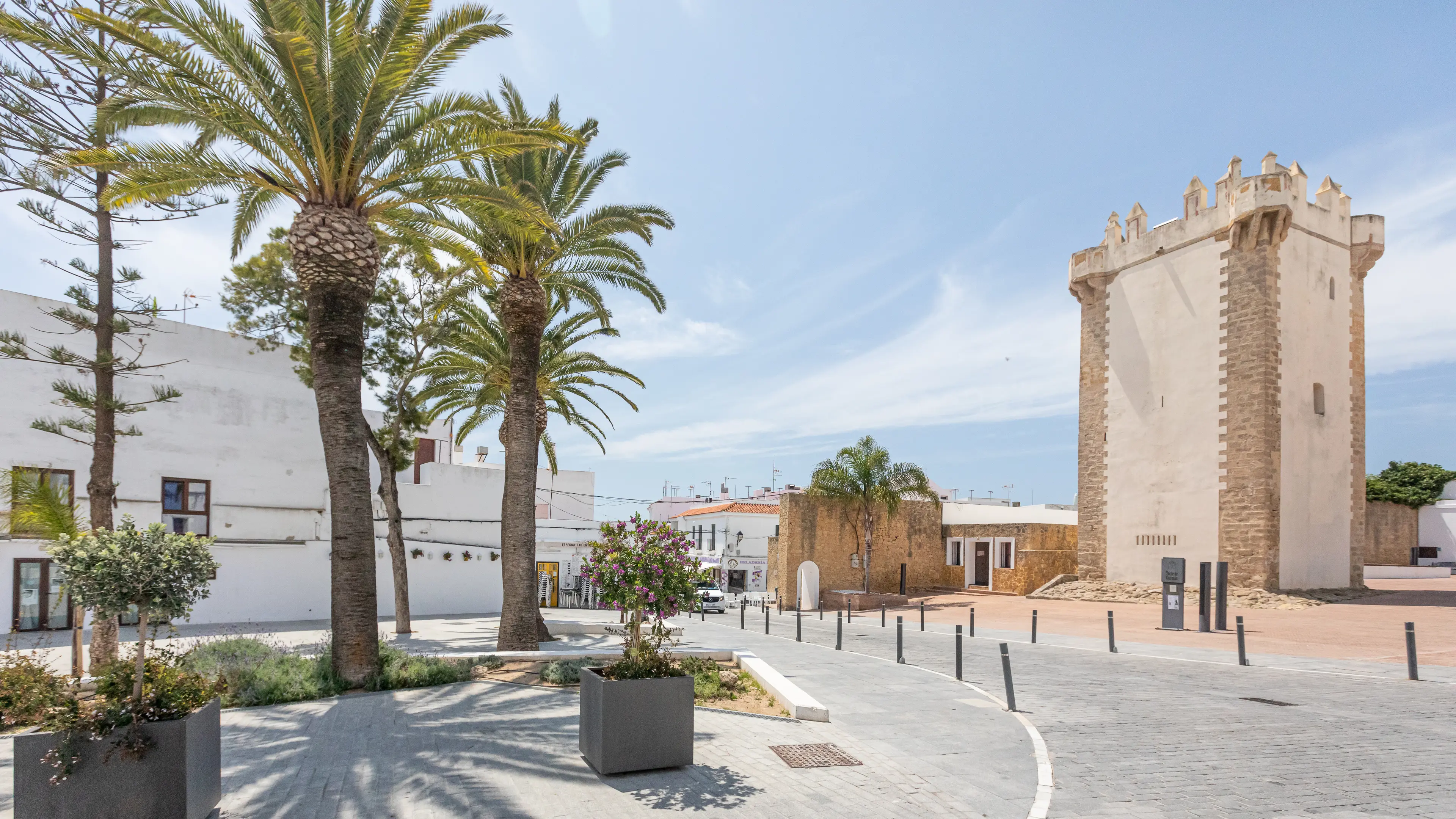 Las torres almenaras de Conil: vigías del océano